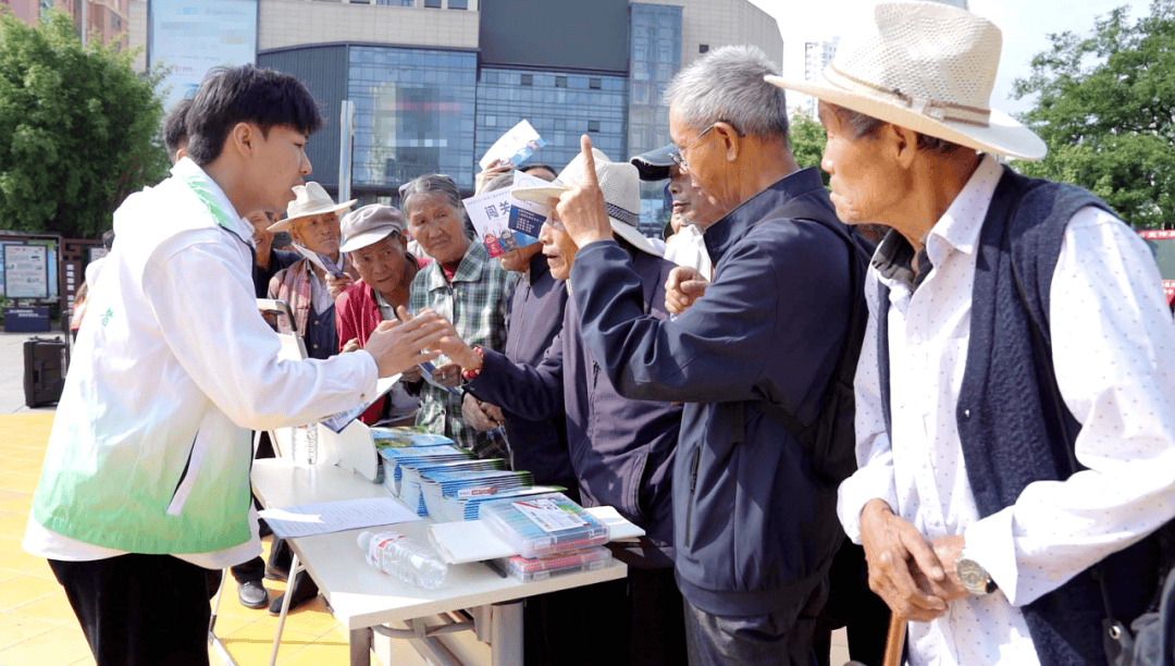 🌸【2024正版资料大全免费】🌸:全国城市节约用水宣传周,快来公交车上学习节水知识