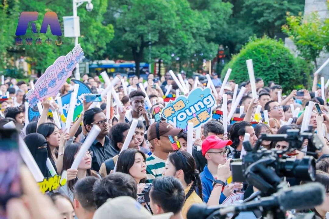 🌸【香港二四六开奖免费资料】🌸:“音”从里滩来，好看又好听！这场户外音乐会点亮居民夜生活