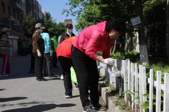 🌸【2024澳门资料免费大全】🌸:高温下的“蜘蛛人”：不惧“烤”验，擦亮城市天际线  第1张