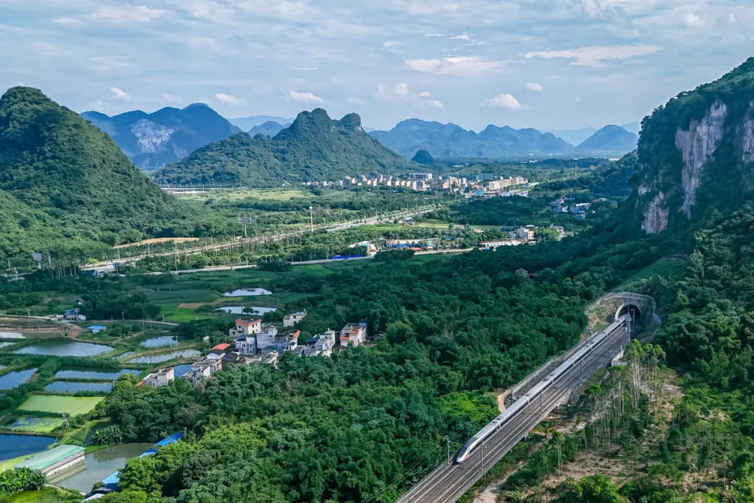 今日起，全国铁路实行新的列车运行图