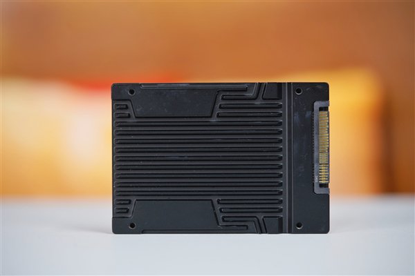 首款晶栈Xtacking 2.0技术！长江存储PE321 6.4TB SSD图赏  第2张